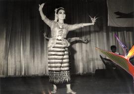 การแสดงของคณะนาฏศิลป์ไทย ผกาวลีนาฏดุริยางค์ ที่โรงละครบ้านบาตร