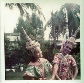 ภาพถ่าย ดลฤทัย บิณฑดิษฐ์ และ อุดม พิจิตรดุรุการ รำอวยพร ในปี 1974