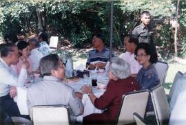 ภาพงานเลี้ยงแสดงความยินดีที่รับรางวัลศิลปินแห่งชาติ ที่บ้านพลเอก โชคชัย-วัลย์ดา หงส์ทอง