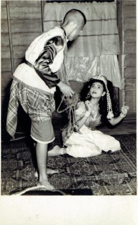 การแสดงของคณะนาฏศิลป์ไทย ผกาวลีนาฏดุริยางค์ ที่โรงละครบ้านบาตร