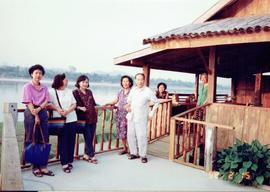 ภาพอาจารย์ประสิทธิ์ อาจารย์ลัดดา และครอบครัว ที่อำเภอเชียงคาน จังหวัดเลย