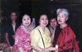 ภาพถ่ายอาจารย์ลัดดาช่วงสูงวัย และเพื่อนๆ