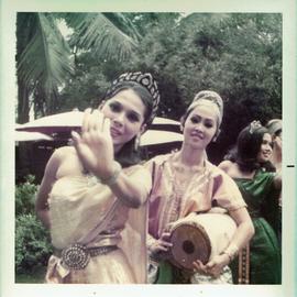 ภาพถ่าย แน่งน้อย กลั่นเจริญ และ เกศินี สุนชิรารัตน์ ระบำกลอง ปี 1974