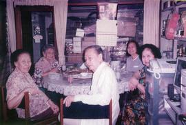 ภาพอาจารย์ประสิทธิ์ กับ อาจารย์ลัดดา และครอบครัว