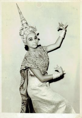 ภาพถ่าย แน่งน้อย กลั่นเจริญ ในชุดนาง