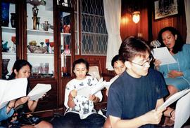 การซ้อมร้องเพลงเพื่ออัดสียงเป็นแผ่นซีดี ชุดมหาวิทยาลัยอัสสัมชัน ที่บ้าน ดร.กุลธร ศิลปบรรเลง