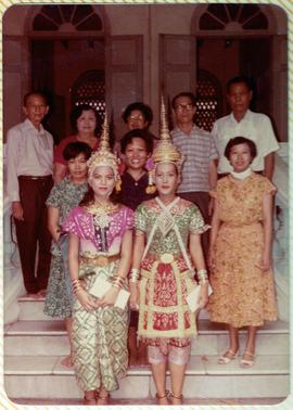 ภาพอาจารย์ประสิทธิ์ กับ อาจารย์ลัดดา และคณะผู้แสดงนาฏศิลป์