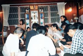 การซ้อมร้องเพลงเพื่ออัดสียงเป็นแผ่นซีดี ชุดมหาวิทยาลัยอัสสัมชัน ที่บ้าน ดร.กุลธร ศิลปบรรเลง