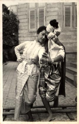 การแสดงนาฎศิลป์ที่ลานหน้าบ้านหลวงประดิษฐไพเราะ บ้านบาตร