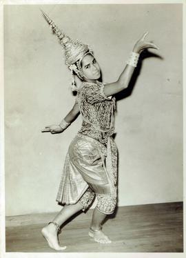 ภาพถ่าย จุไรรัตน์ ดิษฐ์ปัญญา ในชุดพระ