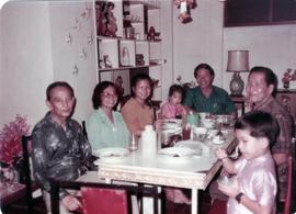 ภาพถ่ายในห้องทานอาหารของบ้าน ดร.กุลธร ศิลปบรรเลง ที่ซอยพร้อมพงษ์