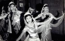 การแสดงนาฎศิลป์ที่บ้านบาตร