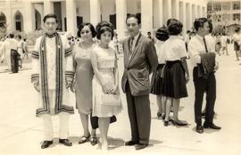 ภาพถ่ายอาจารย์ประสิทธิ์ ศิลปบรรเลง ในงานรับปริญญาบัตรของบุตรชาย กุลธร ศิลปบรรเลง ที่จุฬาลงกรณ์ มห...