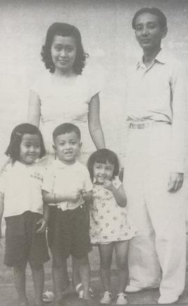 ภาพถ่ายอาจารย์ประสิทธิ์ ศิลปบรรเลง และครอบครัว ถ่ายที่โรงละครเฉลิมนคร