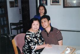 ภาพถ่ายครอบครัวศิลปบรรเลง กับ นักแสดงภาพยนตร์ เรื่อง โหมโรง