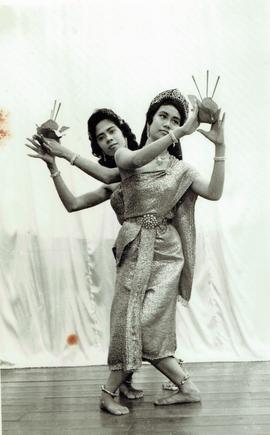 รำลอยกระทง สุดารัตน์ สารตายน และ ลัจจา ดิษฐ์ปัญญา