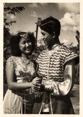 ภาพถ่าย พรรณี สำเร็จประวงค์ และ อุโฆษ จันทร์เรือง ละครคณะผกาวลี