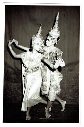 รำอวยพร จุไรรัตน์ ดิษฐ์ปัญญา และ แน่งน้อย  กลั่นเจริญ