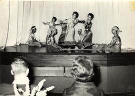 รำลาวกระทบไม้  โรงเรียนผกาวลีนาฎดุริยางค์