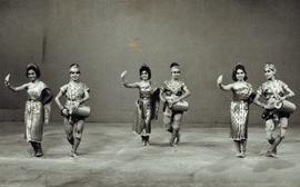 คณะละครผกาวลี ขณะทำการแสดงระบำกลอง ออกโทรทัศน์