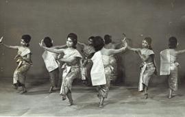 คณะละครผกาวลี ขณะทำการแสดงออกโทรทัศน์