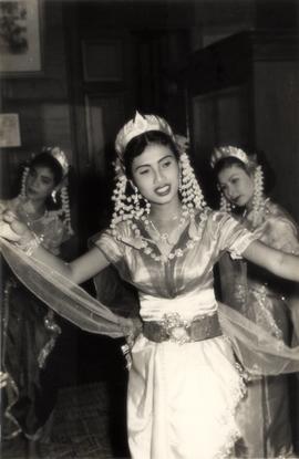 ภาพถ่าย เสาวภาคย์ อนันตศัพท์ แสดงนาฏศิลป์ไทย ที่โรงละครบ้านบาตร