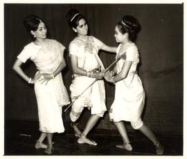 การแสดงของคณะนาฏศิลป์ไทย โรงเรียนผกาวลีนาฏดุริยางค์