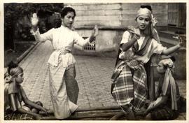 การแสดงนาฎศิลป์ที่ลานหน้าบ้านหลวงประดิษฐไพเราะ บ้านบาตร