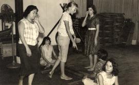 อาจารย์ลัดดาสอนนาฏศิลป์ไทยให้กับชาวต่างชาติ