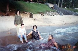 ภาพถ่าย อัปสร วัลย์ลดา ลัดดา และกรรณิการ์ ที่บ้านของอัปสร หาดจอมเทียน