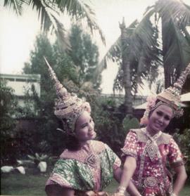 ภาพถ่าย ดลฤทัย บิณฑดิษฐ์ และ อุดม พิจิตรดุรุการ รำอวยพร ปี 1974