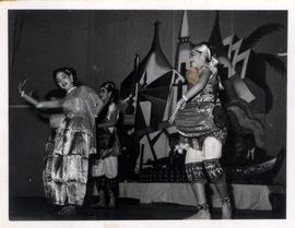 การแสดงของคณะนาฏศิลป์ไทย ผกาวลีนาฏดุริยางค์ ที่โรงละครบ้านบาตร