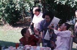 ภาพงานเลี้ยงแสดงความยินดีที่รับรางวัลศิลปินแห่งชาติ ที่บ้านพลเอก โชคชัย-วัลย์ดา หงส์ทอง