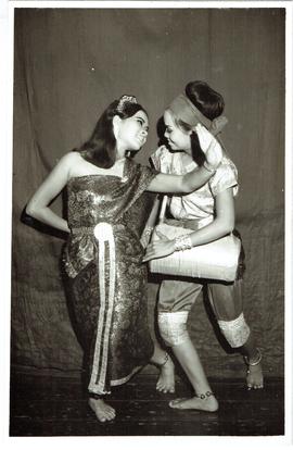 ระบำกลองยาว สุดารัตน์ สารตายน และ ดลฤทัย บิณดิษฐ์