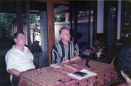 ชาวต่างชาติมาเยี่ยม อ.ประสิทธิ์ ศิลปบรรเลงที่บ้าน