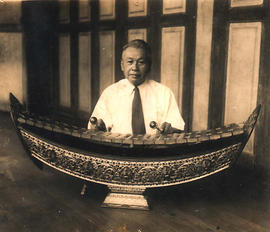 หลวงประดิษฐไพเราะในท่านั่งตีระนาดเอก