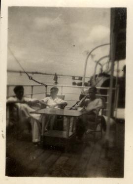 ในเรือข้างฟากที่ฮ่องกง