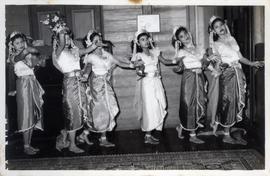 การแสดงของคณะนาฏศิลป์ไทย ผกาวลีนาฏดุริยางค์ ที่โรงละครบ้านบาตร