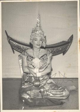 Anne Baxter ดาราดัง Hollywood แต่งตัวในชุด "นาง" ที่ผกาวลี