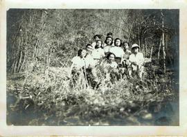 แถวกลางคนที่ 3 จากซ้าย คือ ชัชวาลย์ จันทร์เรือง บุตรสาวคนสุดท้องของหลวงประดิษฐไพเราะ และคุณย่าโชติ