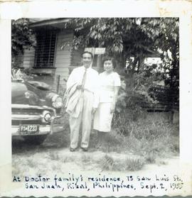 ภาพอาจารย์ประสิทธิ์ กับ อาจารย์ลัดดา ที่บ้านชาวฟิลิปปินส์ กรุงมะนิลา