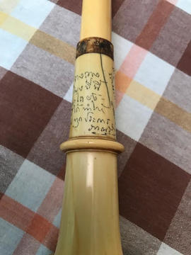 ภาพปี่ชวาที่สมเด็จวังบูรพาฯ ใช้ฟาดศีรษะนายศร พร้อมทั้งคำจารึก โดยสมเด็จวังบูรพาฯ