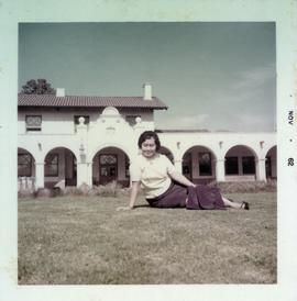 ภาพถ่ายอาจารย์ลัดดา (สารตายน) ศิลปบรรเลง เมื่อครั้งพานาฎศิลป์ดนตรีไปแสดงที่ U.S.A