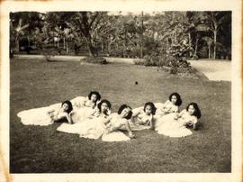 ชุดนาฏศิลป์ในการแสดงละครของคณะผกาวลีฯ