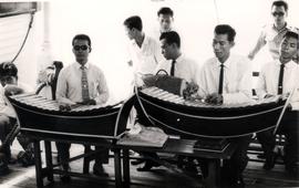 การบรรเลงดนตรีไทยของเหล่าศิษย์หลวงประดิษฐไพเราะ