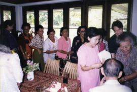 ลูกศิษย์นาฏศิลป์ผกาวลีรดน้ำดำหัว อ.ประสิทธิ์ ศิลปบรรเลง