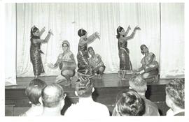 การแสดงของคณะนาฏศิลป์ไทย ผกาวลีนาฏดุริยางค์ ที่โรงละครบ้านบาตร