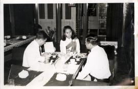 ห้องอาหารในบ้านบาตรให้นักท่องเที่ยวต่างชาติทานอาหารไทย และชมการแสดงนาฎศิลป์