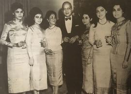 คณะนาฏศิลป์ไทยผกาวลีถ่ายภาพร่วมกับ ฯพณฯ อูถั่น เลขาธิการสหประชาชาติ