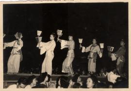 ภาพ อ.ประสิทธิ์ กับ อ.ลัดดา ชมการแสดงระบำจีน